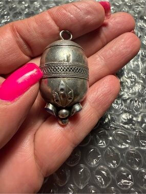 Vintage Sterling Silver Ornate Egg Pendant - with blue lapis stones
